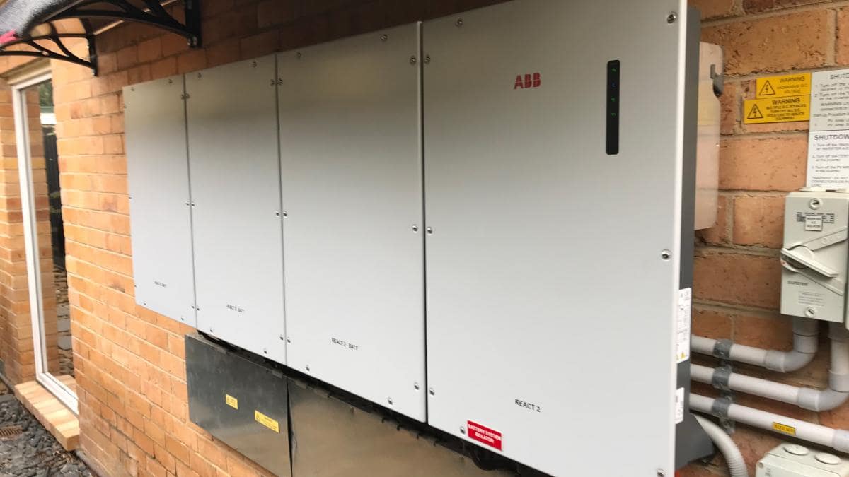 đánh giá react 2 ở Úc